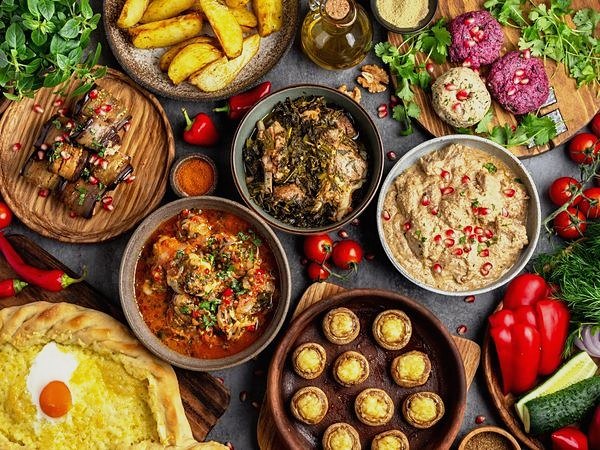 Грузинский стол с хачапури, горячими блюдами и закусками