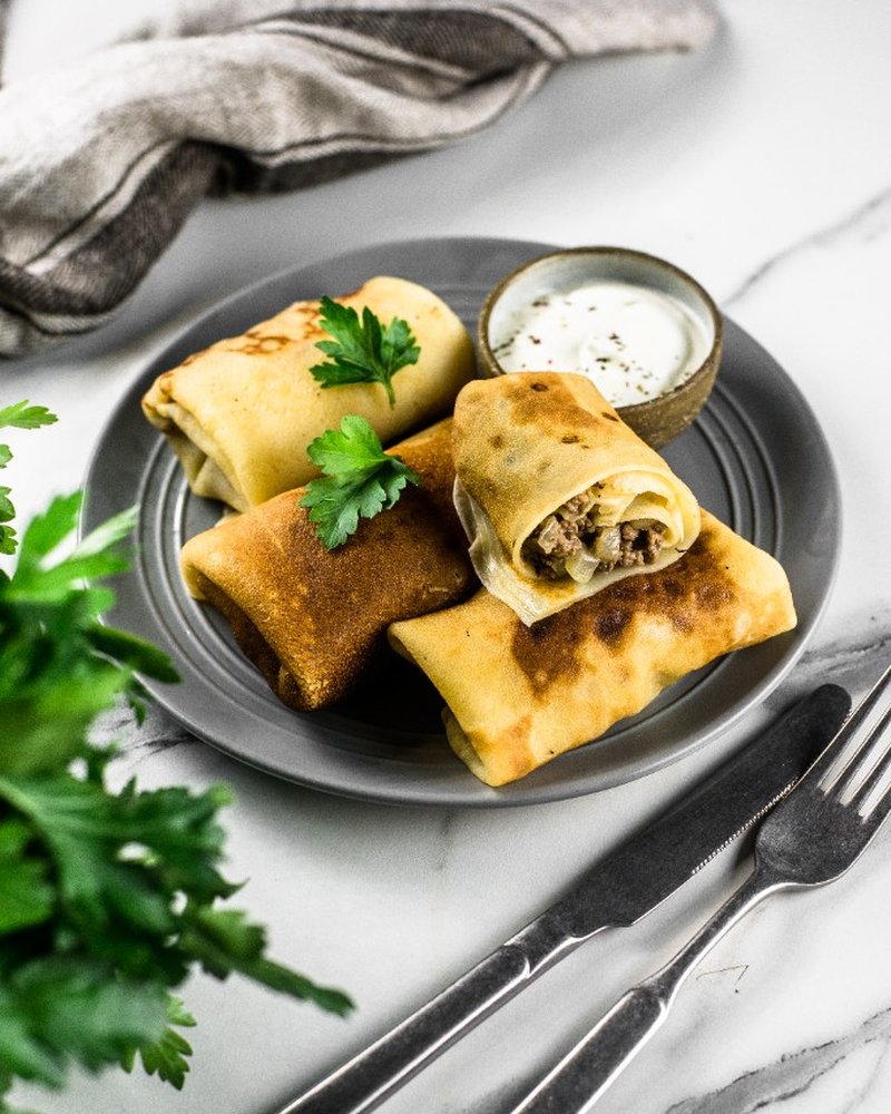 Блинчики-конверты с мясной начинкой и сметаной