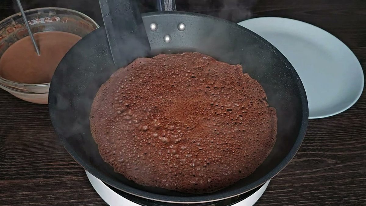Шоколадный блин на какао жарится на сковороде