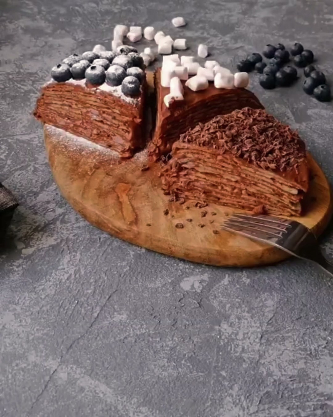 Блинный торт с шоколадным муссом в разрезе, черника и маршмеллоу