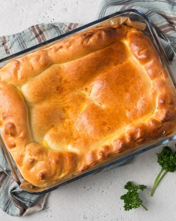 Закрытый пирог с треской и овощами в стеклянной форме