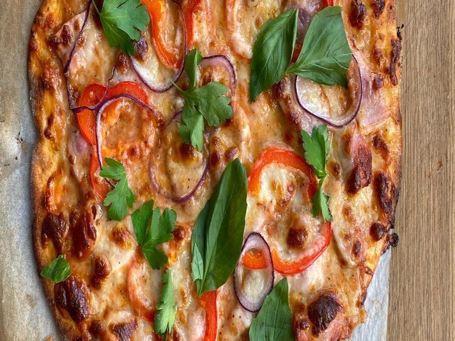 Мясная пицца с сосисками, грудинкой, сладким перцем, красным луком и зеленью