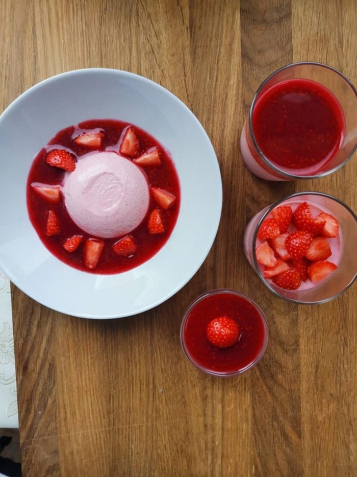 Ягодная панакотта с клубникой и ягодным соусом