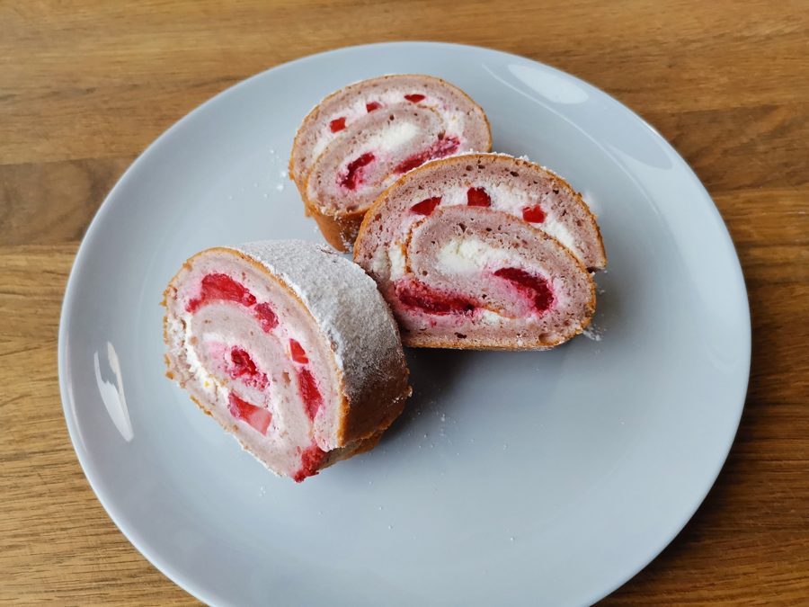 Клубничный бисквитный рулет с кремом из сливочного сыра
