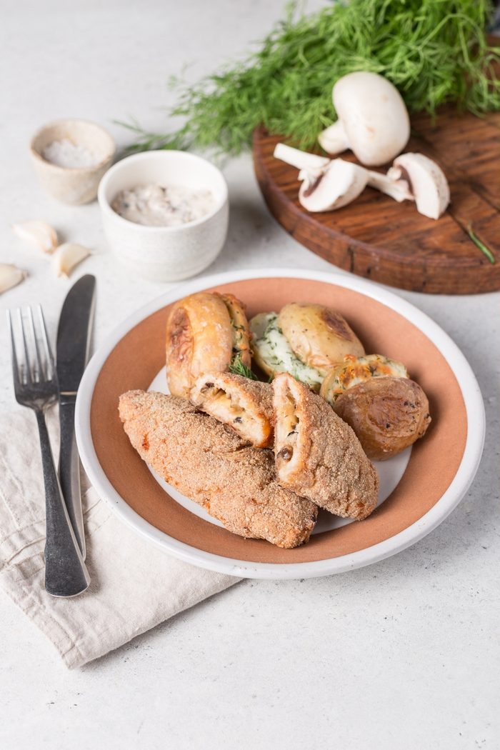Куриные зразы с грибами и печёным картофелем