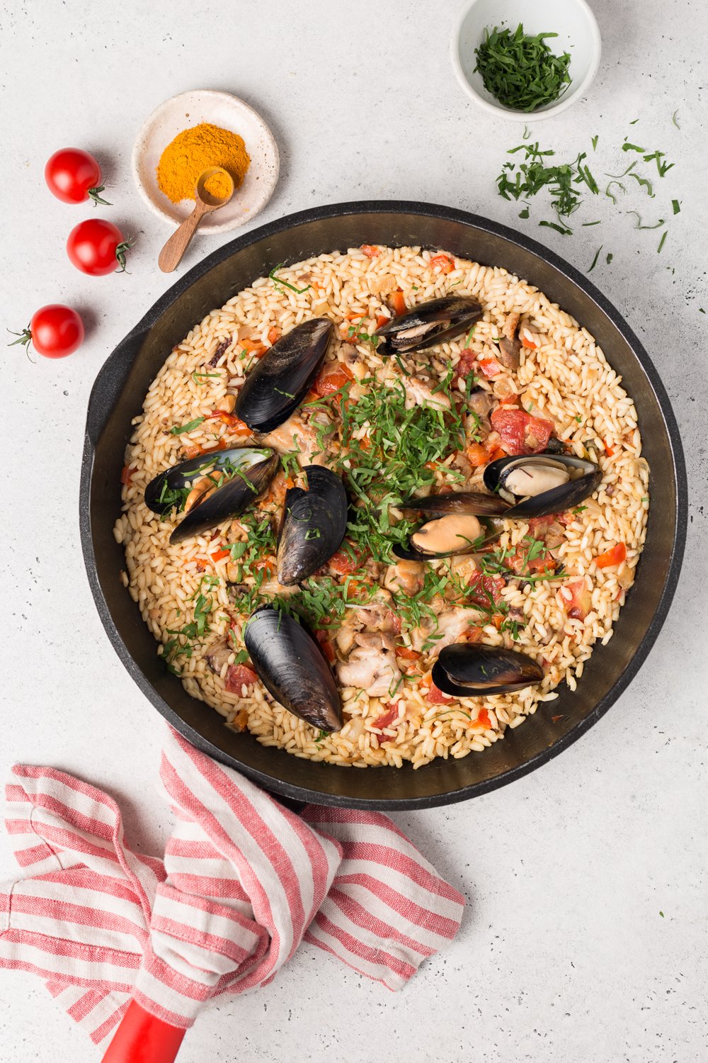 Паэлья с курицей и мидиями