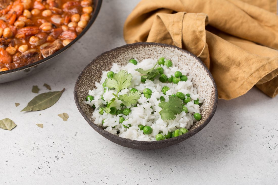 Рис с зелёным горошком и кинзой