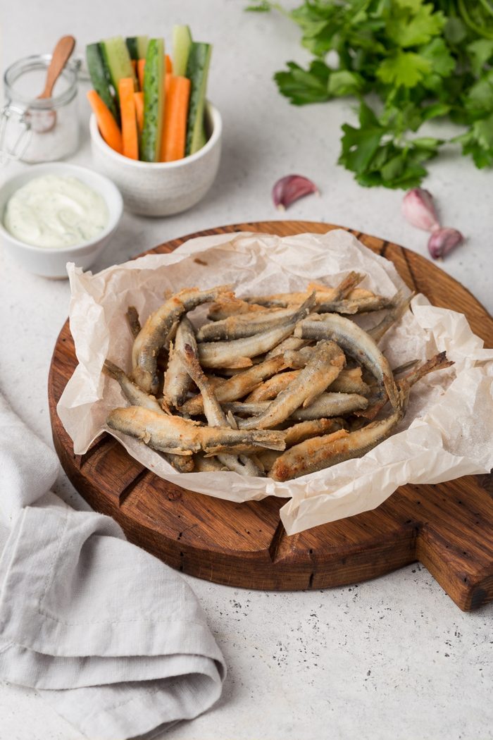 Жареная корюшка и домашний соус айоли.