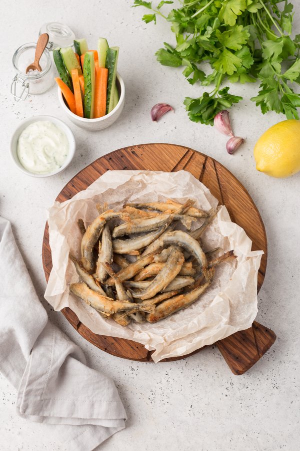 Жареная корюшка с овощами и соусом