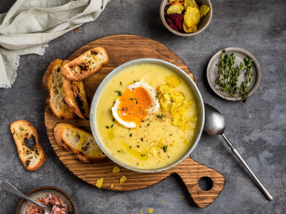 Картофельно-чесночный крем-суп с яйцом пашот и гренками