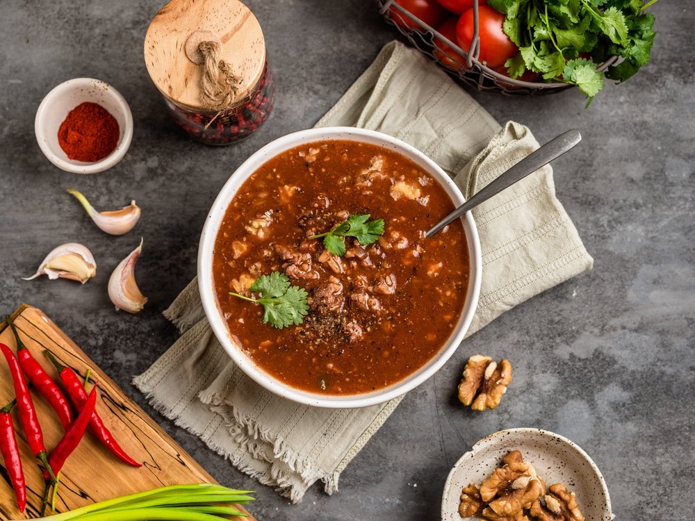 Харчо с грецкими орехами, кинзой и острым перцем