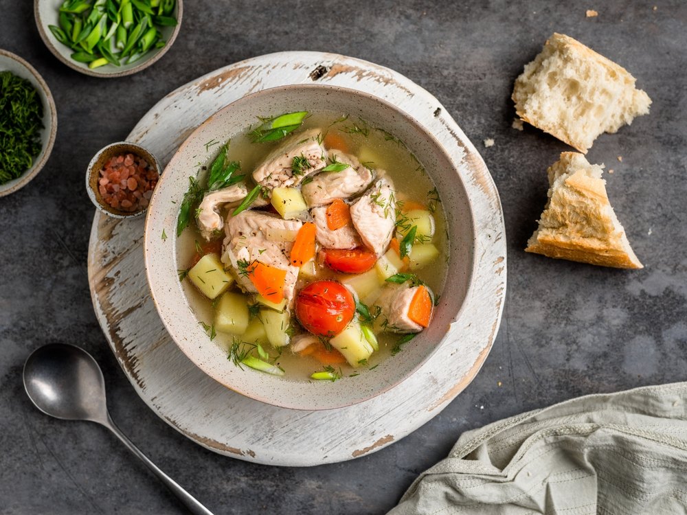 Уха с рыбой, картофелем, морковью и помидорами черри