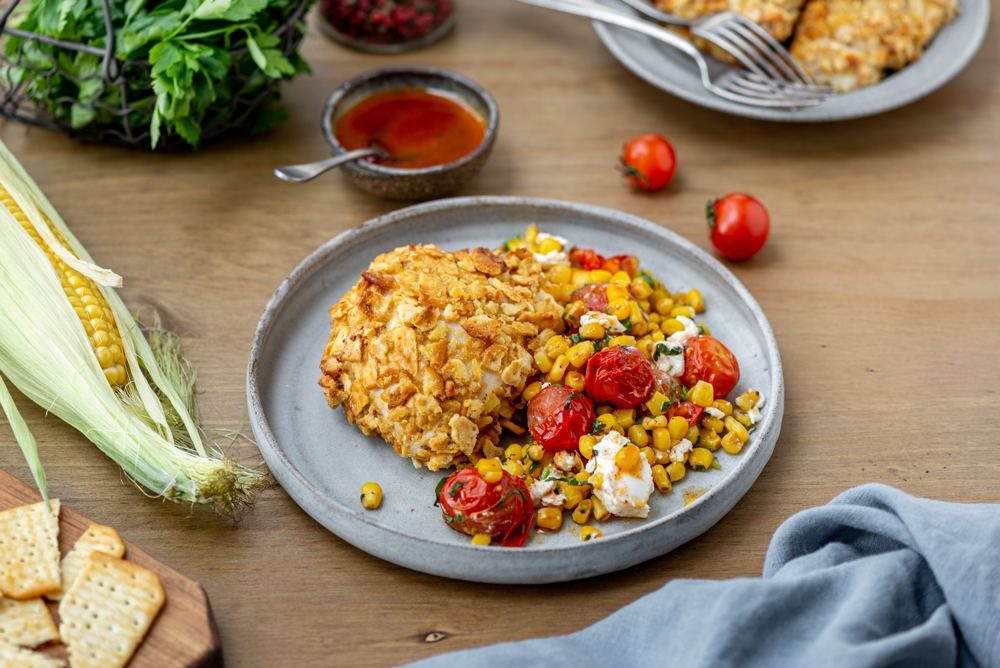 Куриная грудка в панировке из крекеров с тёплой кукурузой, фетой и черри