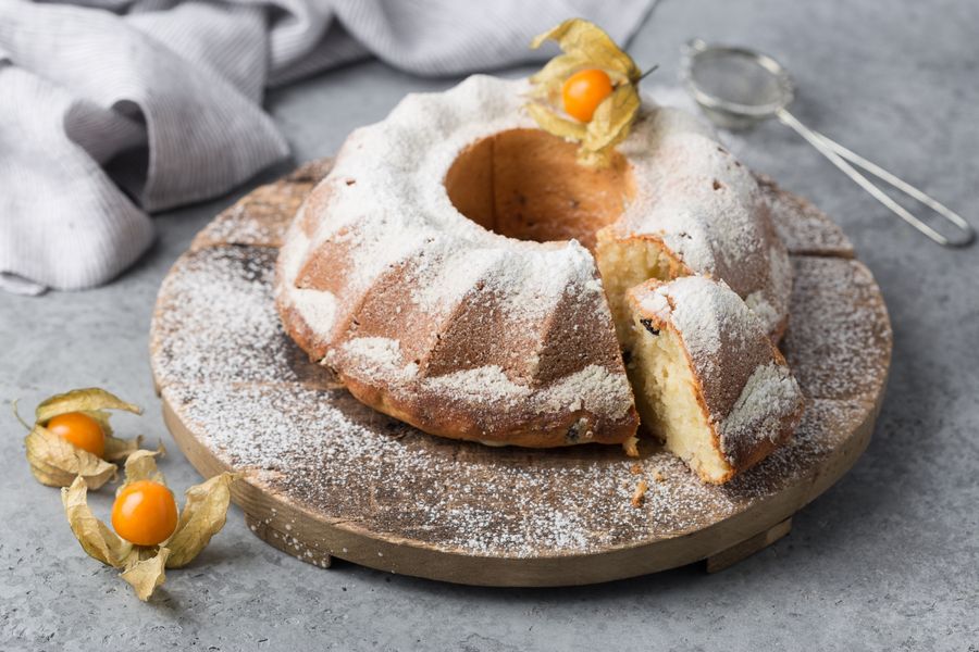 Творожный кекс с изюмом, из которого вырезан кусок