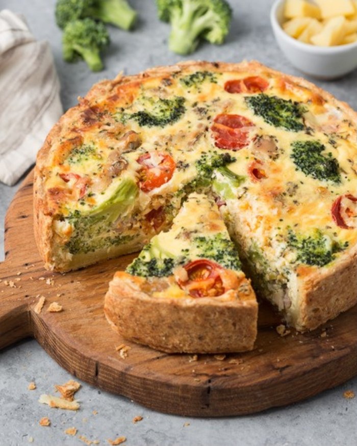 Лоранский киш с курицей, брокколи и помидорами черри, отрезан кусок