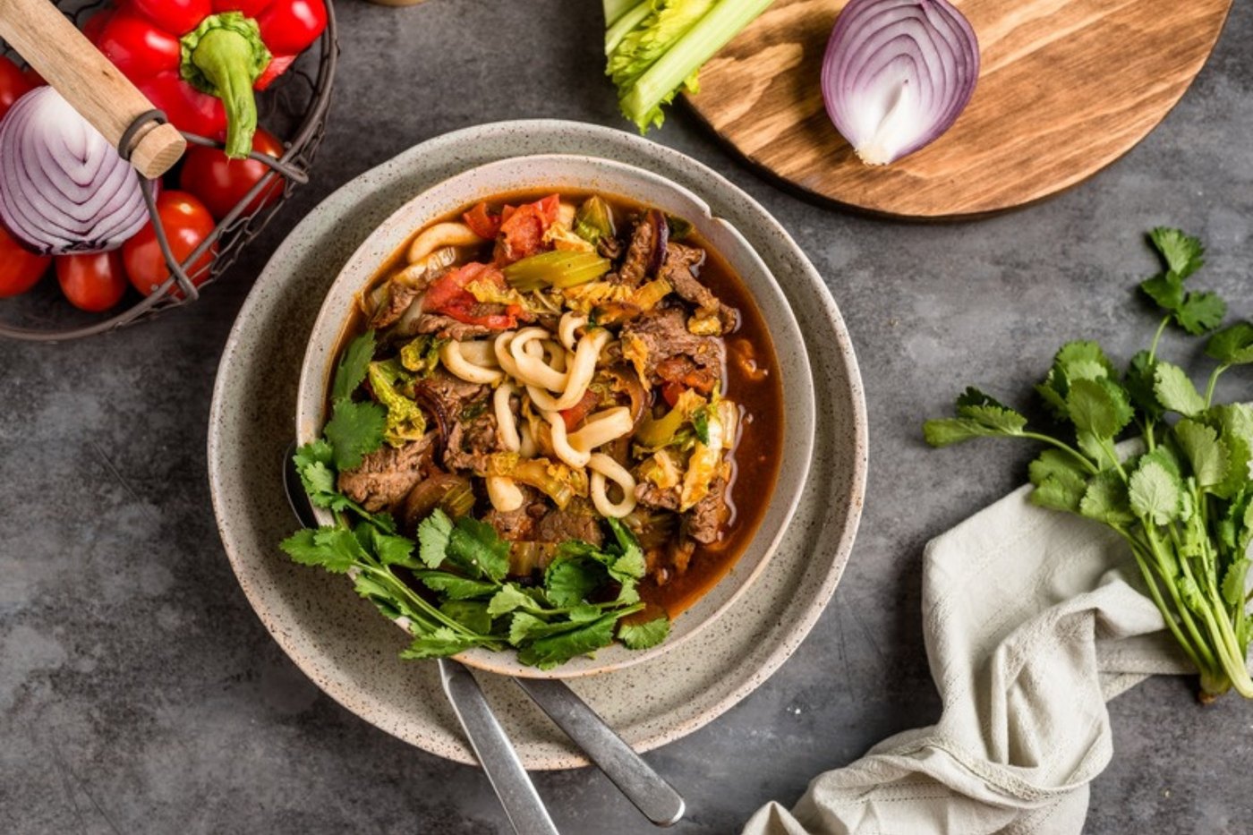 Лагман с говядиной, лапшой, овощами и свежей кинзой