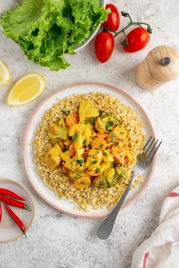 Карри из индейки с овощами на булгуре