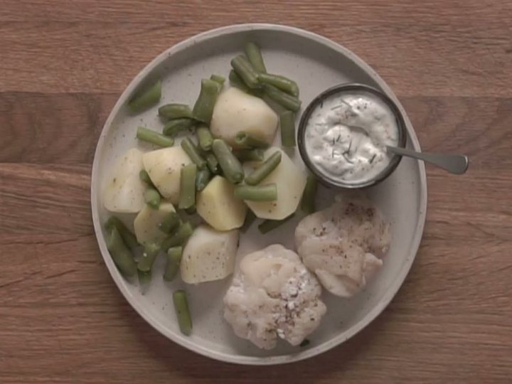 Припущенная белая рыба с отварным картофелем, стручковой фасолью и йогуртовым соусом с зеленью