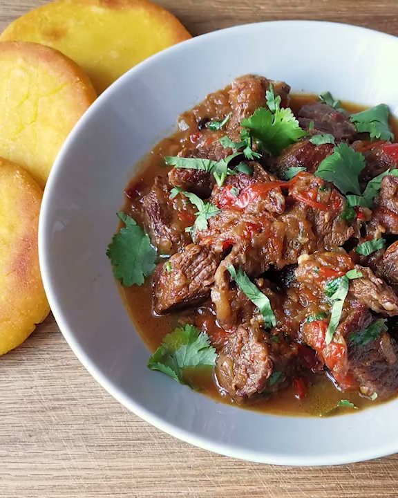 Чашушули с кинзой в миске и кукурузные лепёшки мчади