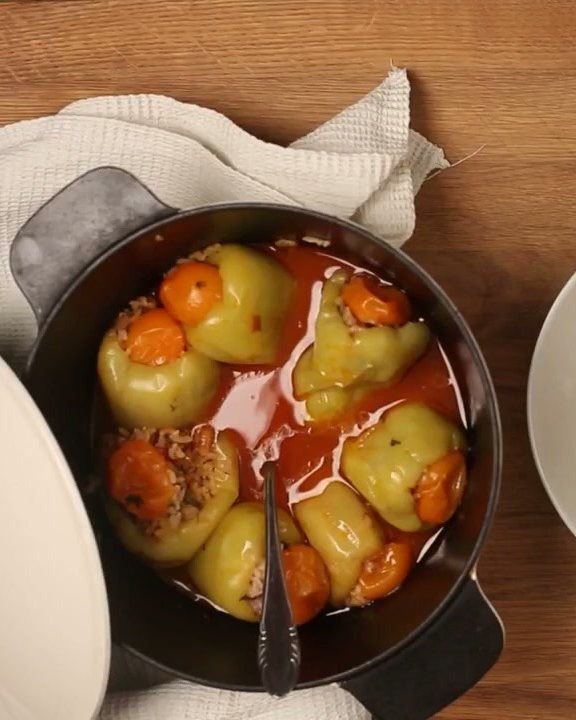 Фаршированные перцы долма бибер в чугунной кастрюле