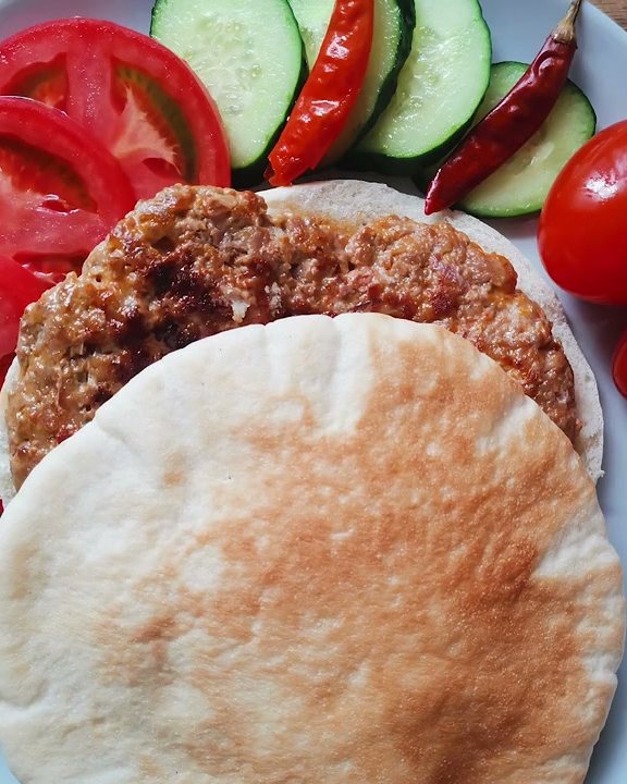 Плескавица с питой, помидорами и огурцами