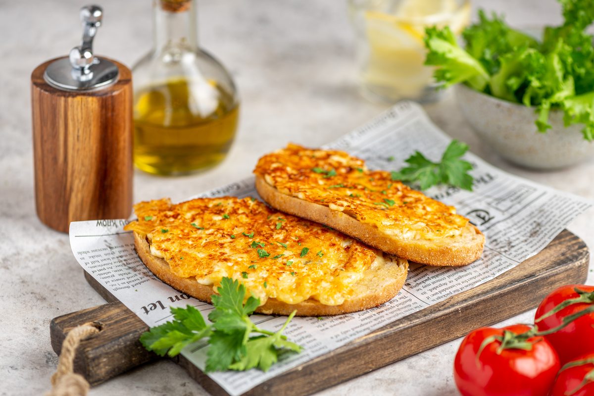 Горячие бутерброды с творогом и сыром на доске