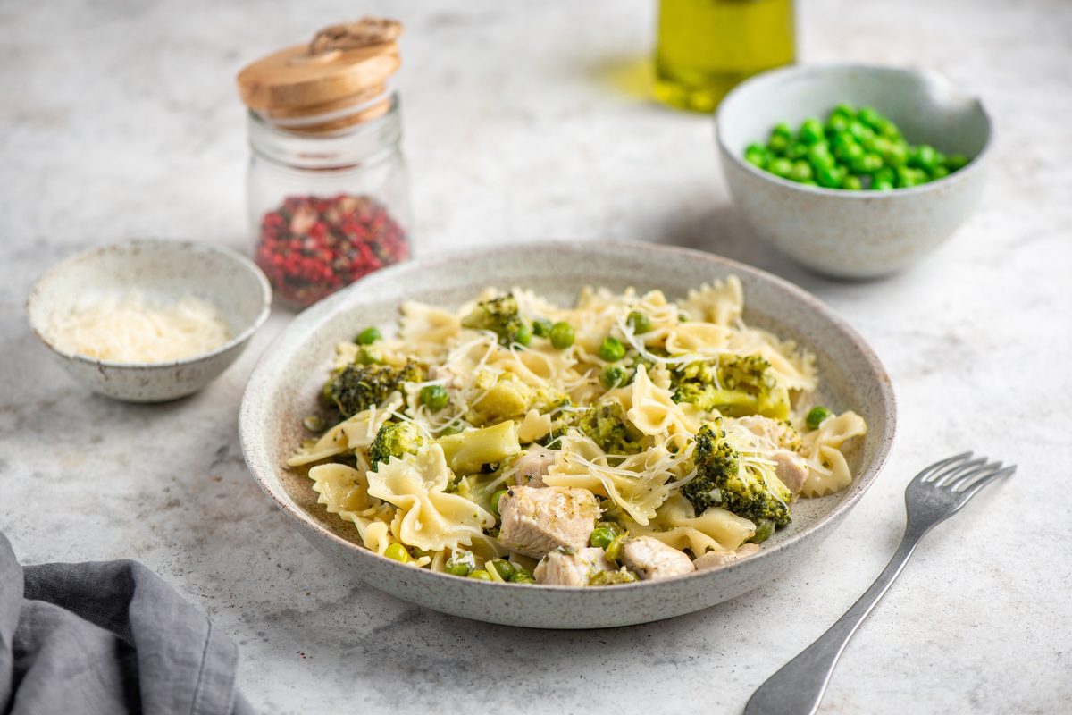 One-pot паста с курицей, брокколи и зелёным горошком