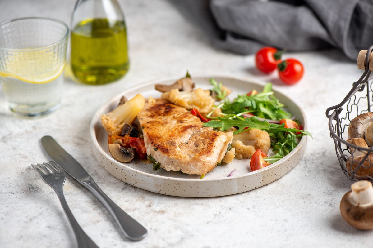 Стейк из индейки с цветной капустой и рукколой